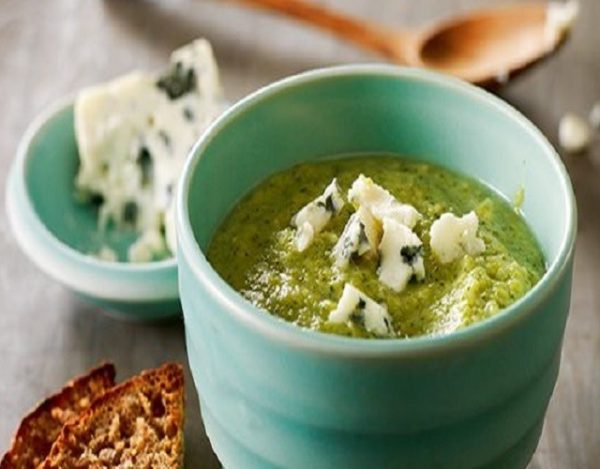 Cuenco azul con crema de brócoli y queso azul