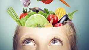 Cabeza de la que salen frutas y verduras