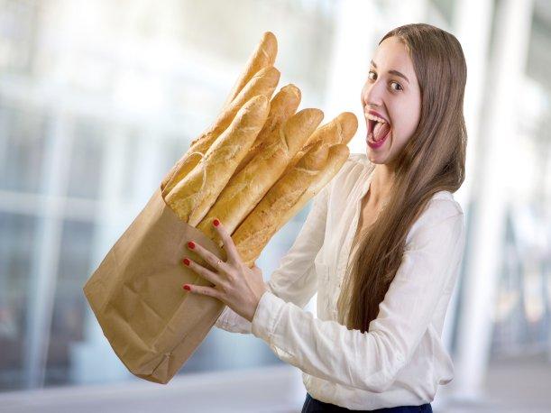 Mujer con muchas barras de pan