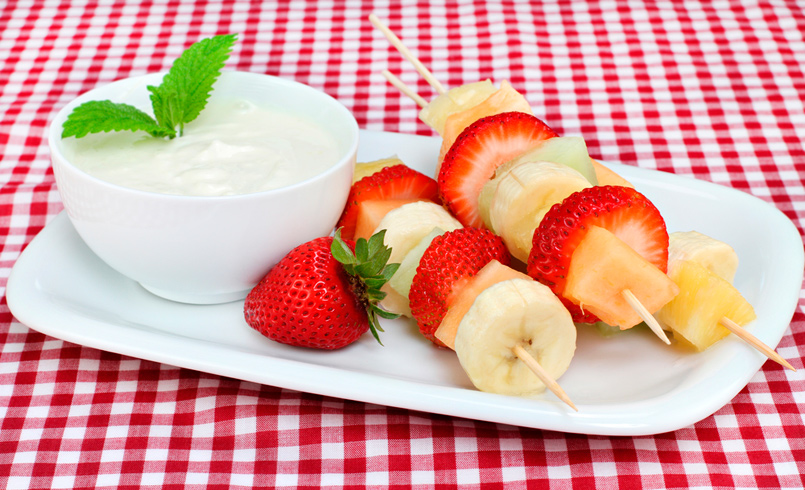 Brochetas de frutas con yogur