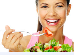 Mujer comiendo sano