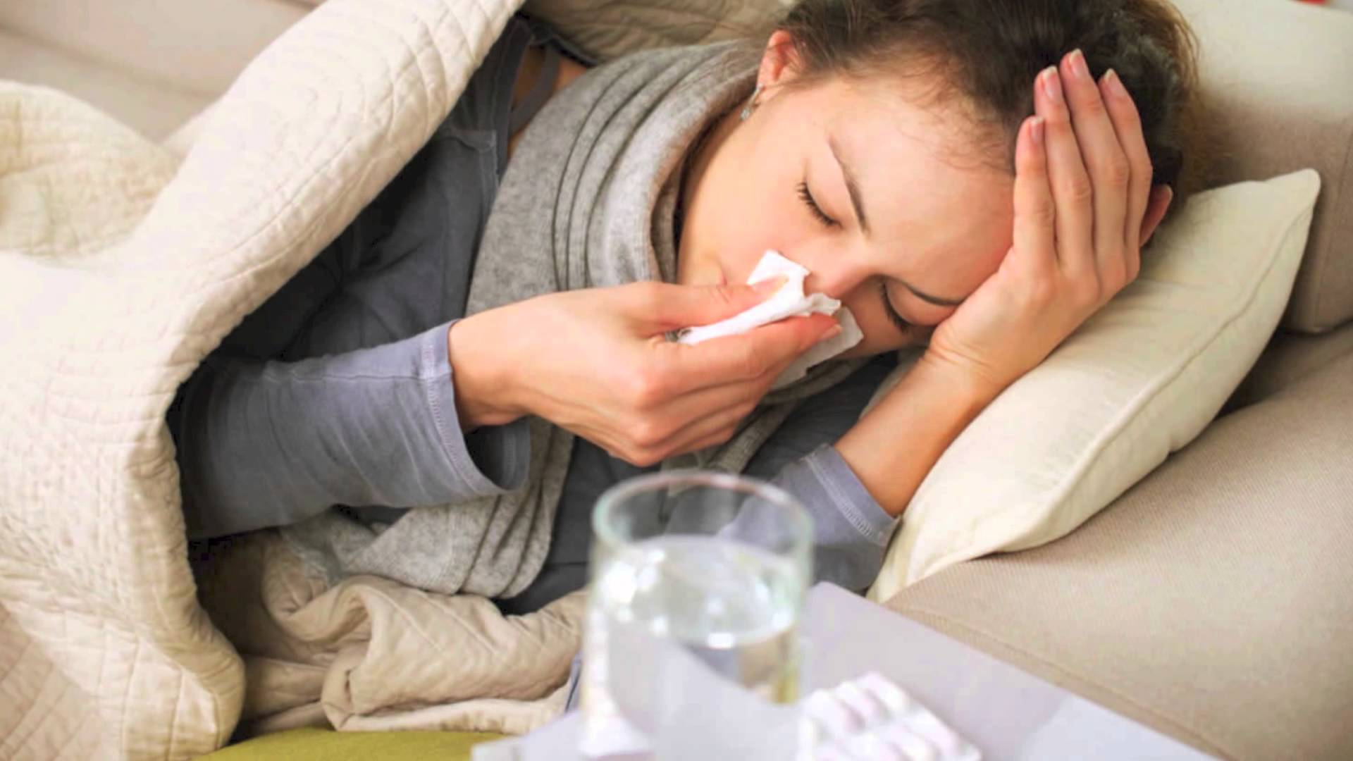 Mujer con gripe o resfriado