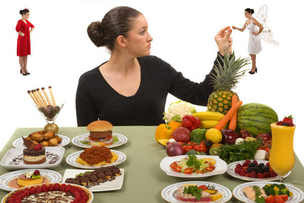 Mujer sentada en una mesa dudando que comer de forma sana