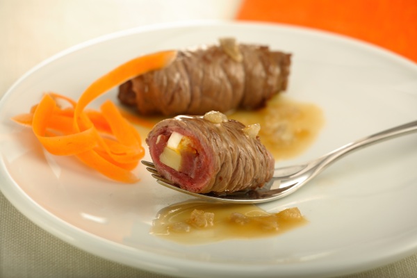 Plato con trozo de escalope de ternera con puerro dentro y virutas de zanahoria