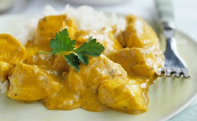 Plato blanco con alcachofas y pollo al curry