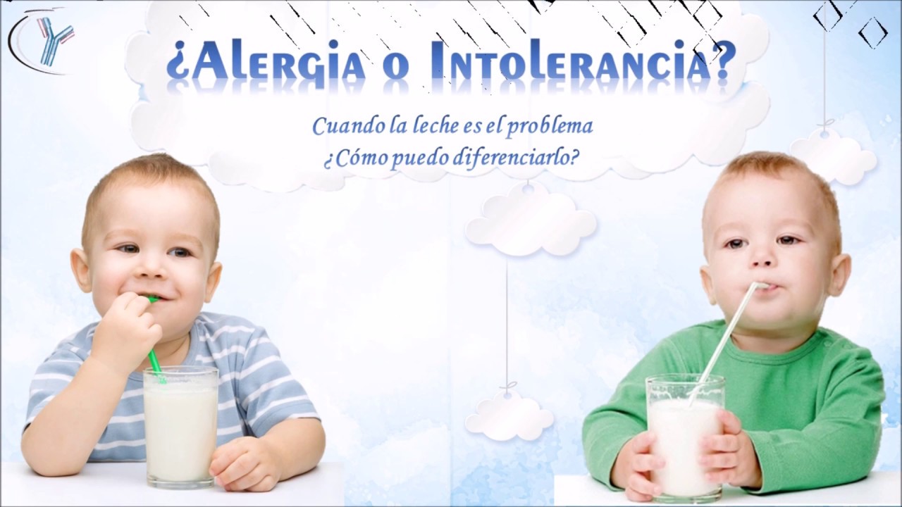 Niños bebeidno leche y letrero de si existe alergia o intolerancia