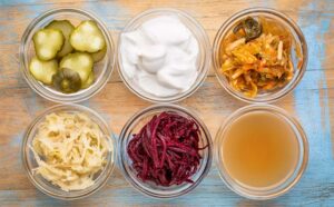 Alimentos probioticos en envases de cristal sobre una mesa de madera