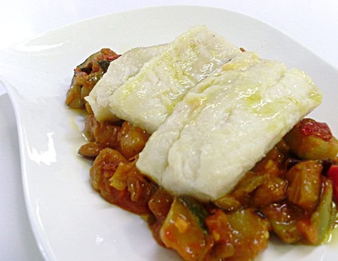 plato blanco con lomos de bacalao sobre pisto de verduras