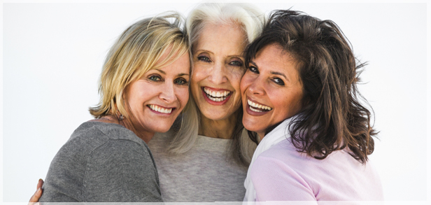 Mujeres de diferentes edades sonriendo