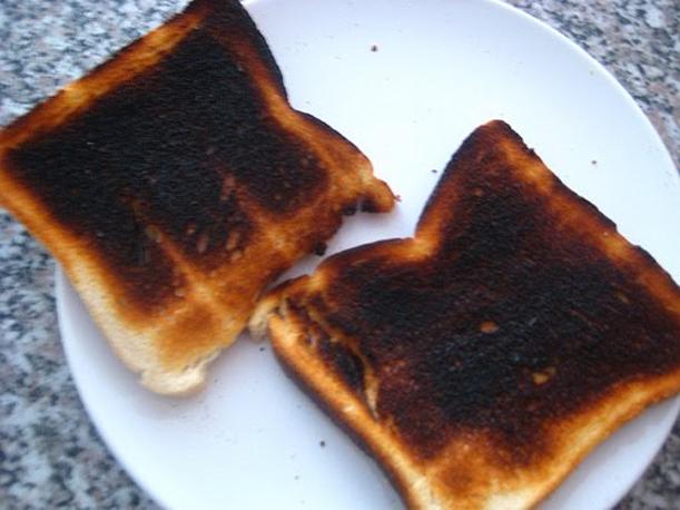 Foto tostadas quemadas en un plato blanco