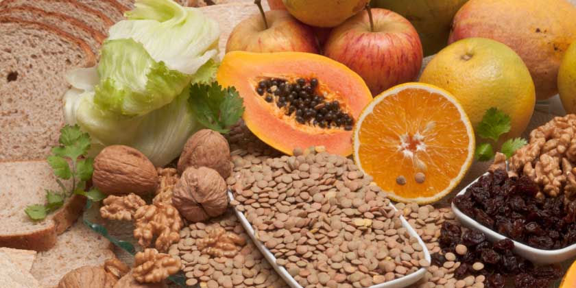 Alimentos con fibra como cereales integrales, manzana,naranja, mango...