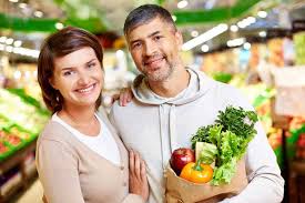 Hombre y mujer en el supermercado comprando frutas y verduras