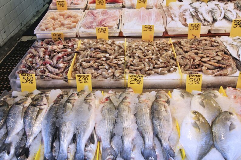 Pescado expuesto en pescaderia con precios
