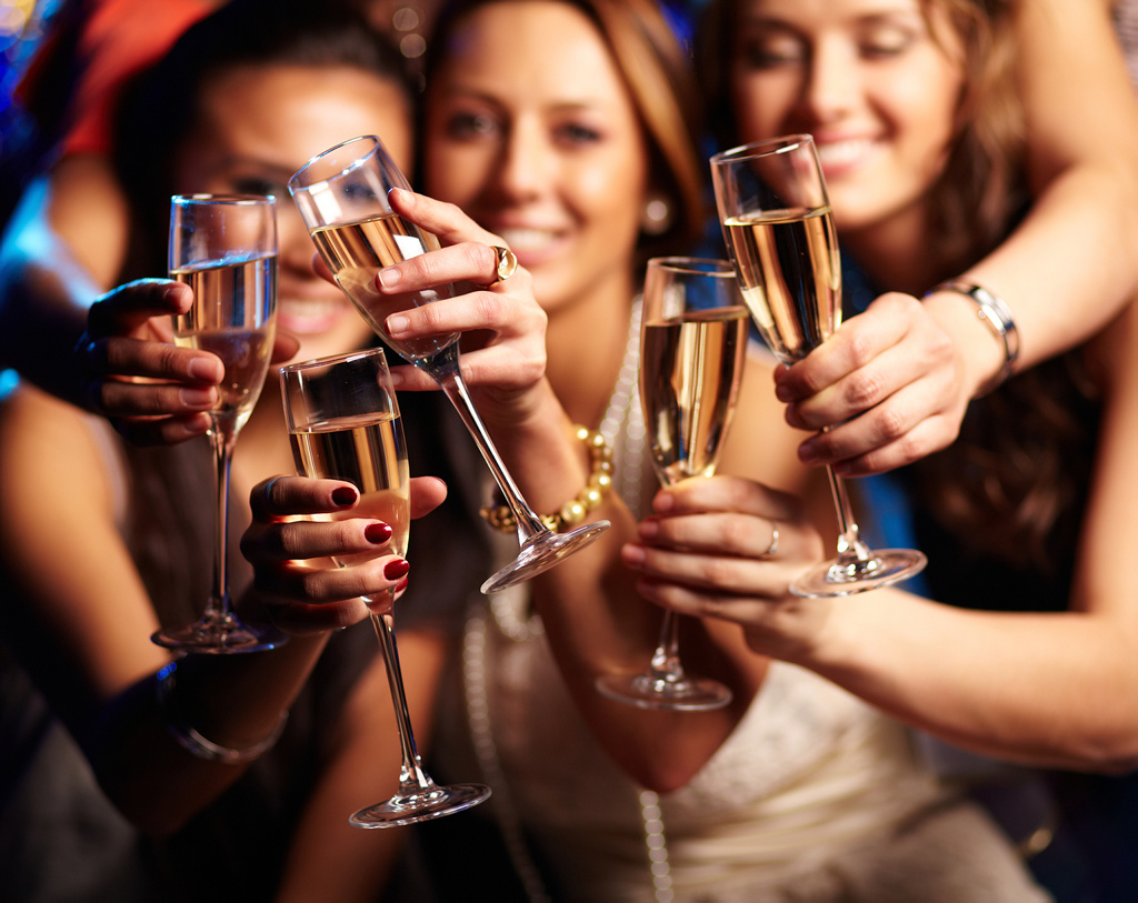 Mujeres en una fiesta brindando con champán