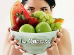 Mujer con fruta y texto que pone ortorexia